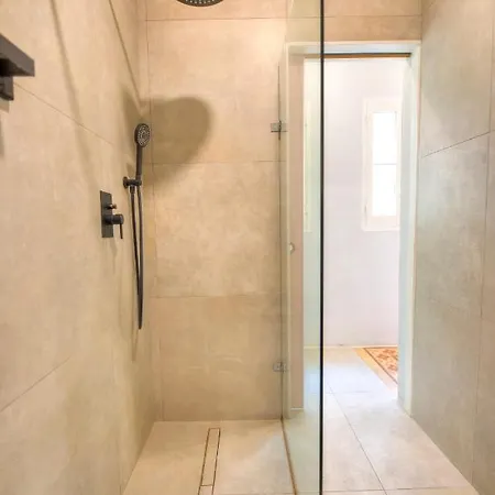 Beautiful One Bedroom Seafront Vpal1-1 Apartman *